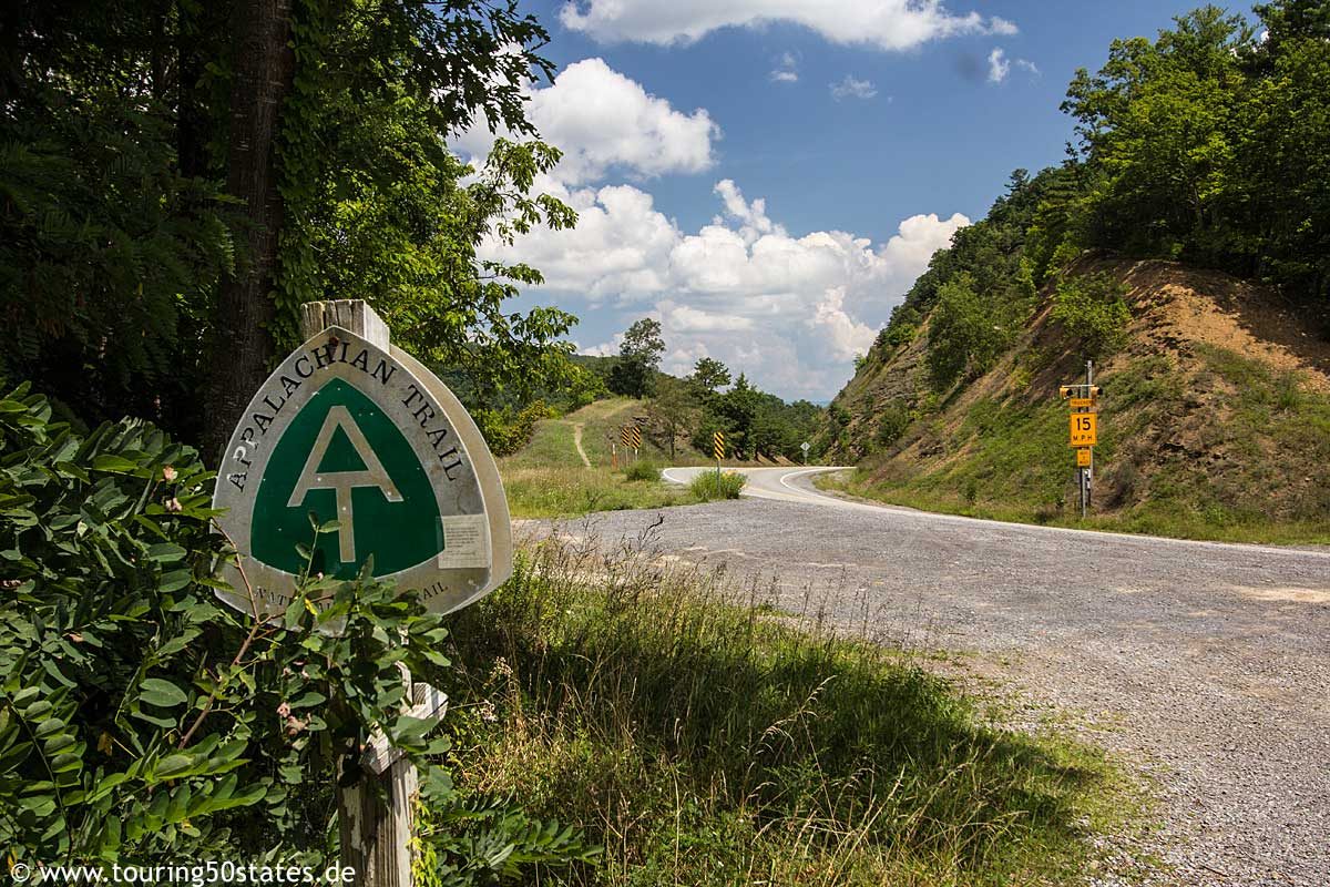 Ausgang des Appalachian Trail am National Scenic Highway in Virginia