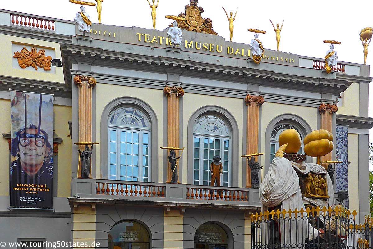 Eingangsfront des Teatre-Museu Dalí in Figueres mit vielen seiner geschaffenen Figuren