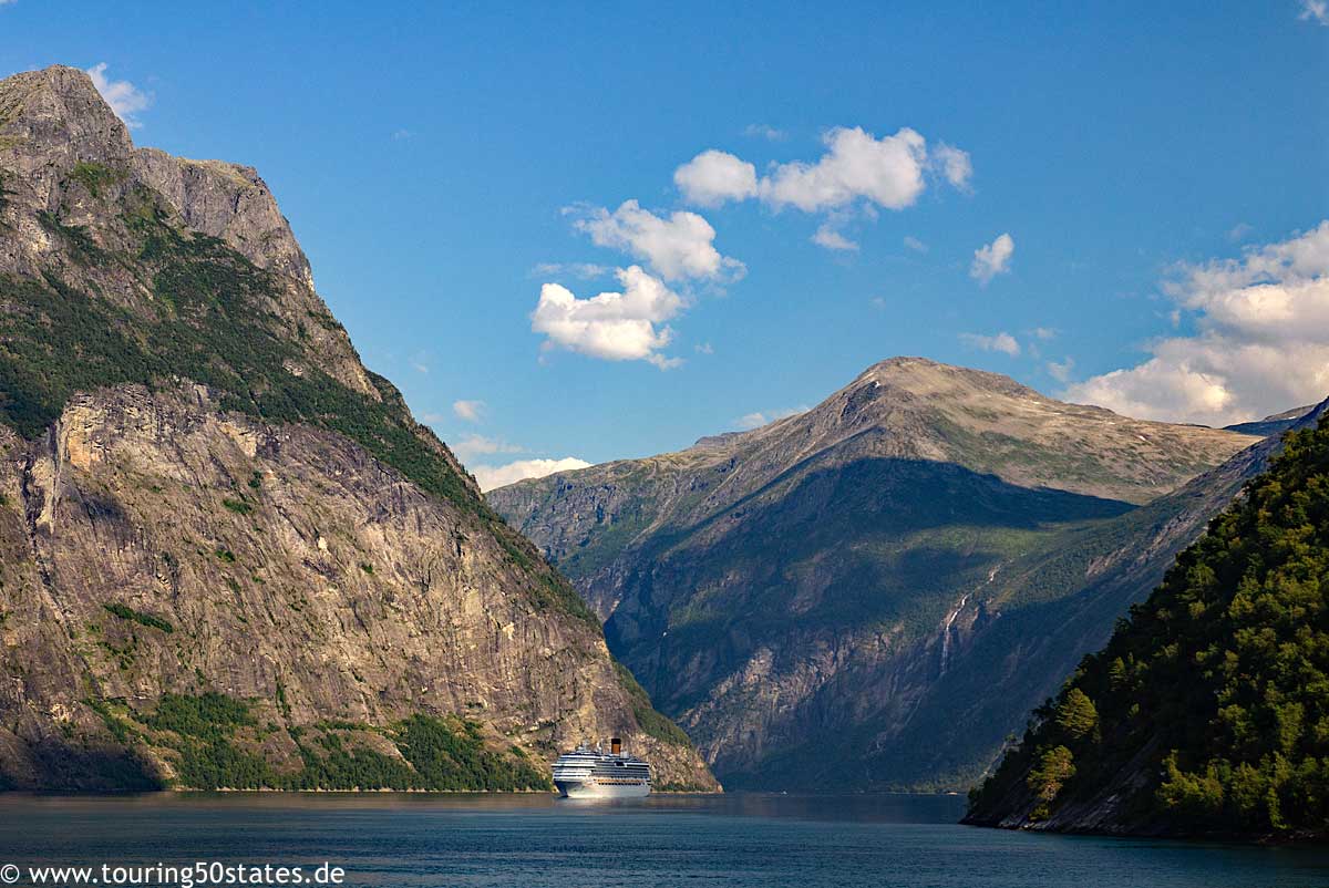 Ein Kreuzfahrtschiff verlässt den Geirangerfjord